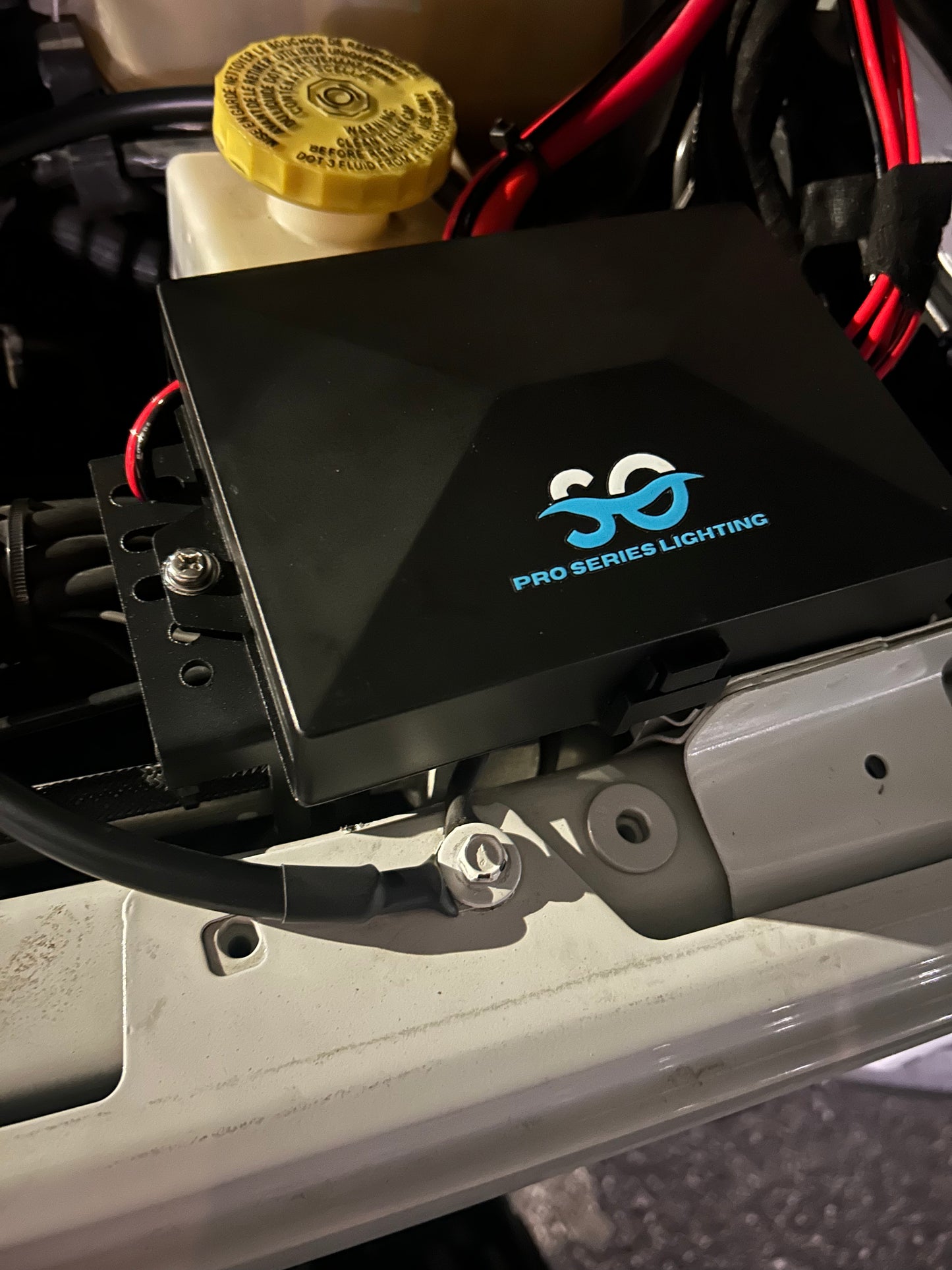 Illustration of the Shoreline Offroad Pro Series 100amp Panel in action, demonstrating its versatility in DC 12/24V operation for various setups.