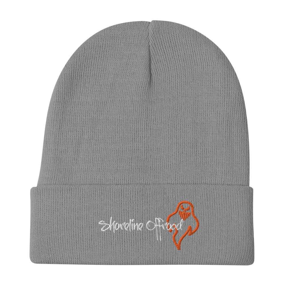 a grey beanie with the logo of a dog on it