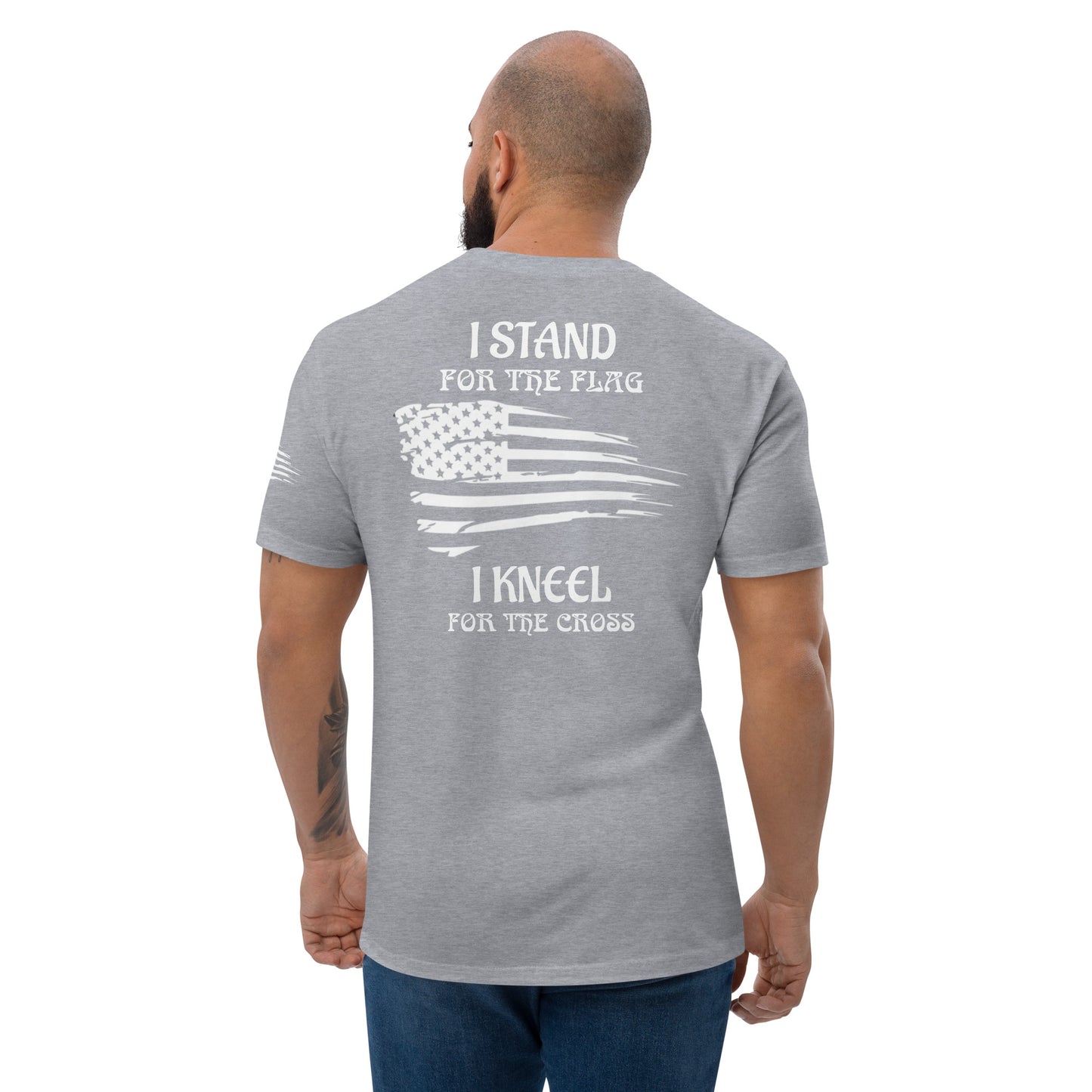 a man wearing a t - shirt that says i stand for the flag i knee