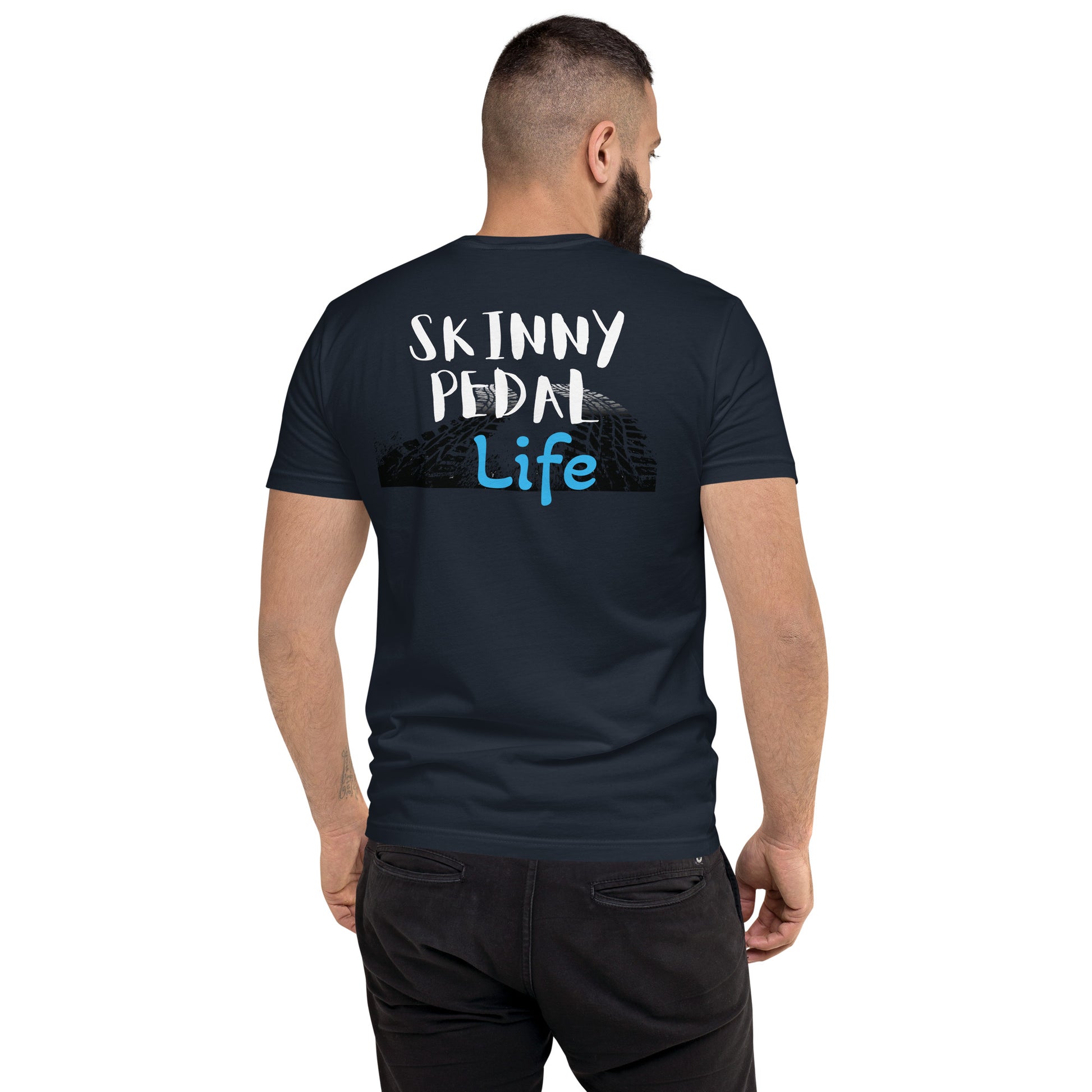 a man wearing a t - shirt that says skinnyy peda life