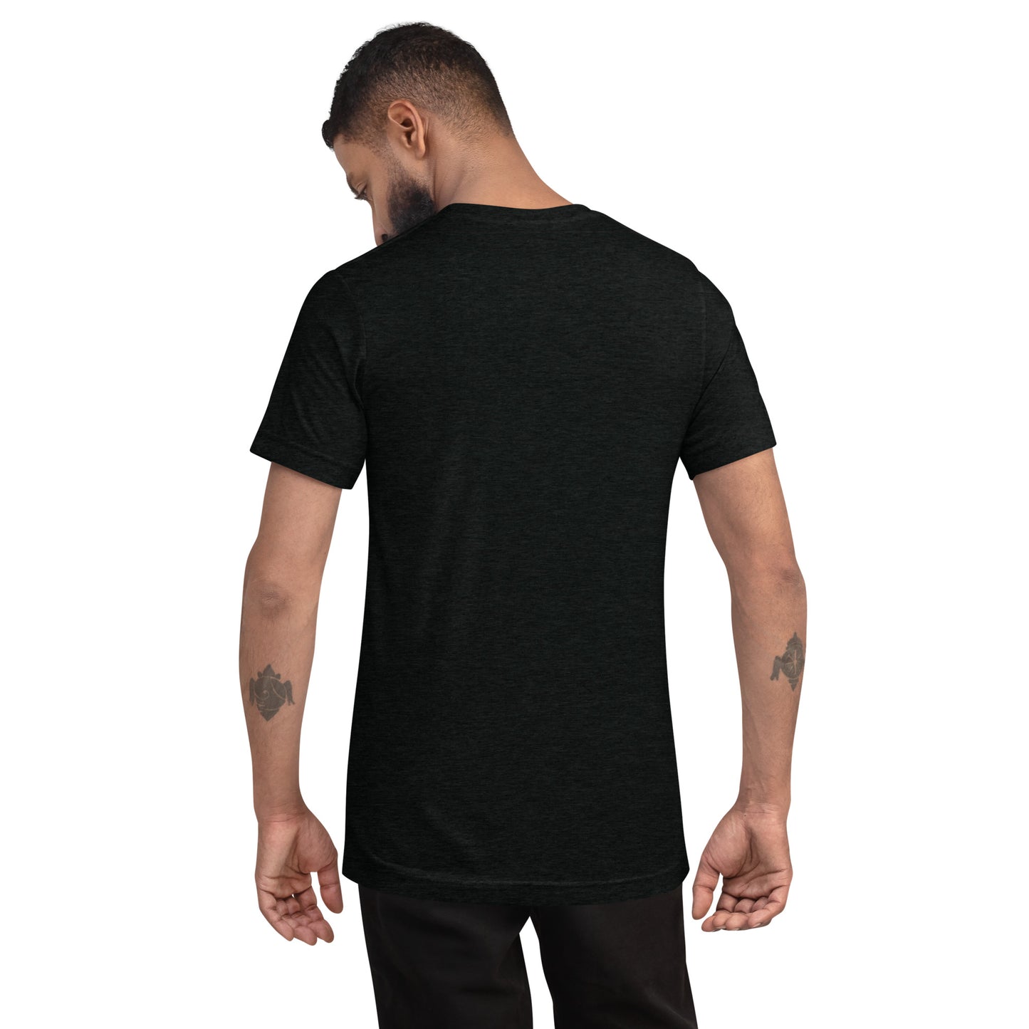 a man wearing a black t - shirt and black pants
